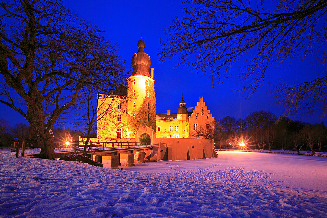 Gemen moated castle, near Borken, Muensterland, North Rhine-Westphalia, Germany