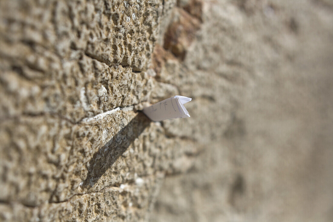 Gebetszettel zwischen Steinen der Klagemauer, Jerusalem, Israel, Naher Osten