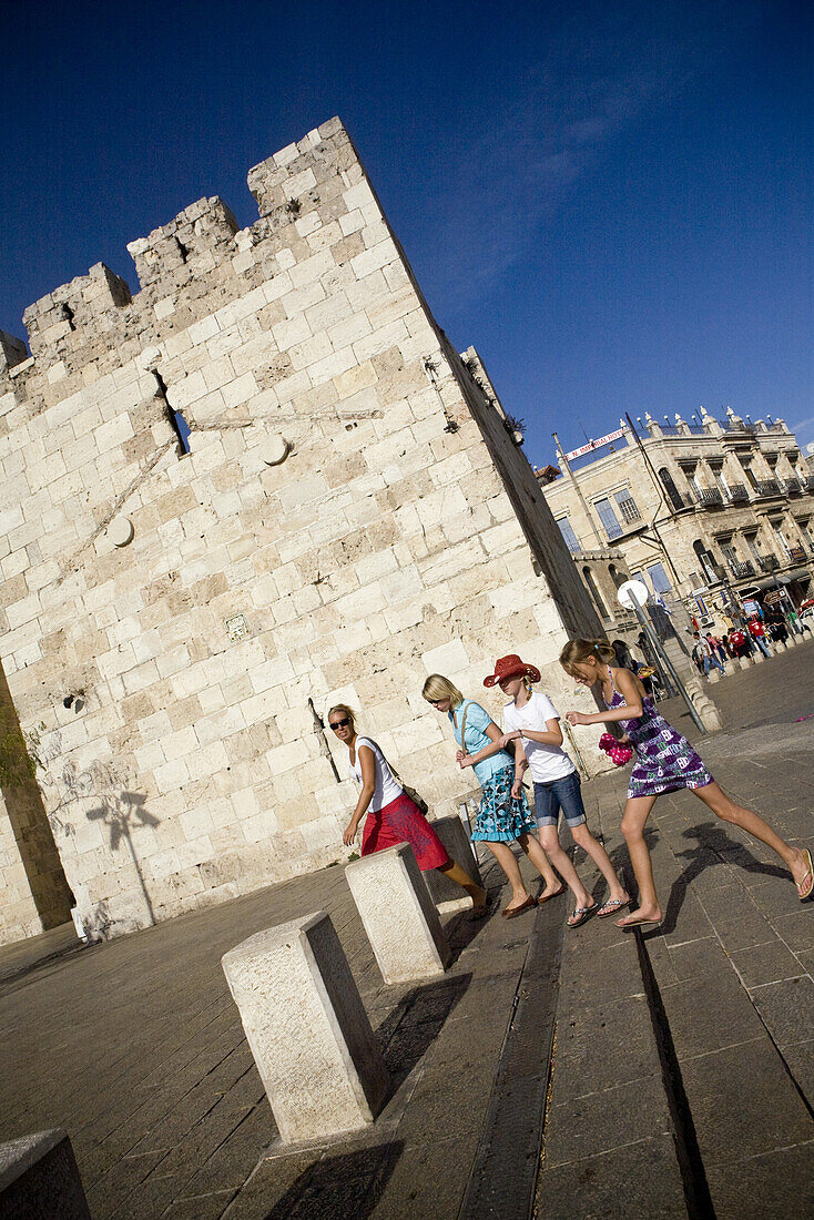 Touristen am Jaffa Tor und der alten Stadtmauer, Jerusalem, Israel, Naher Osten