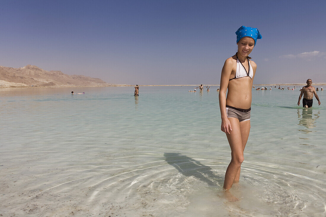 Mädchen steht im Wasser des Toten Meeres, En Bokek, Israel, Naher Osten