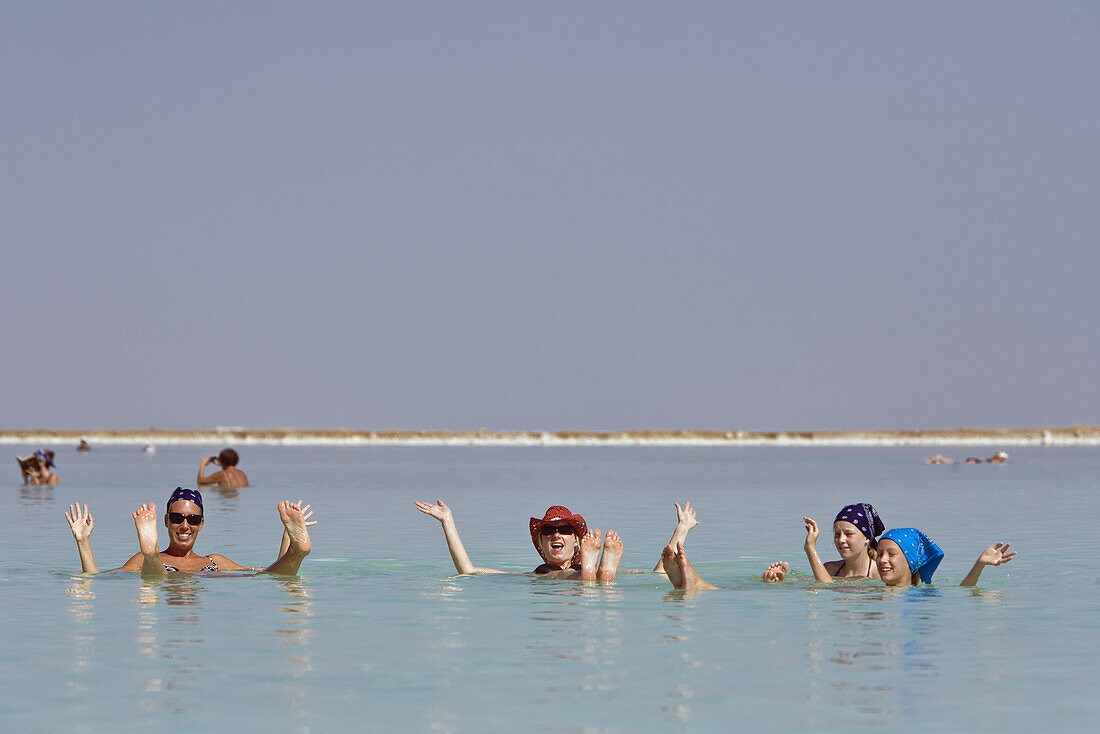 Frauen und Mädchen schwimmen im Toten Meer, En Bokek, Israel, Naher Osten