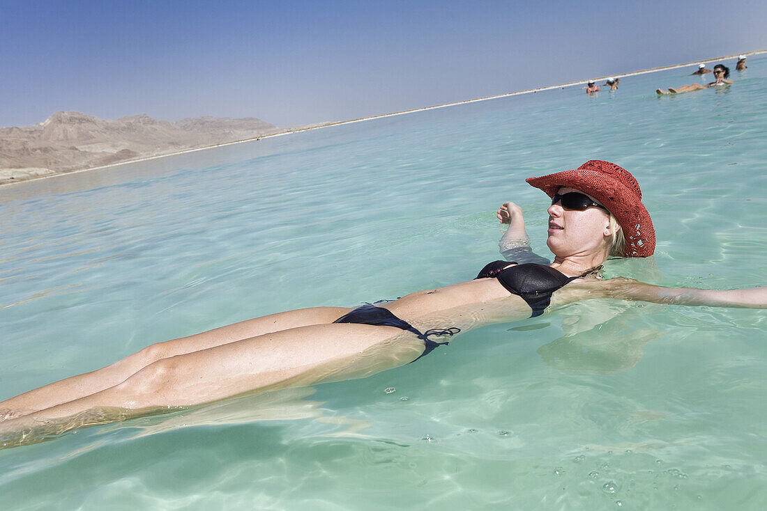 Frau schwimmt im Toten Meer, En Bokek, Israel, Naher Osten