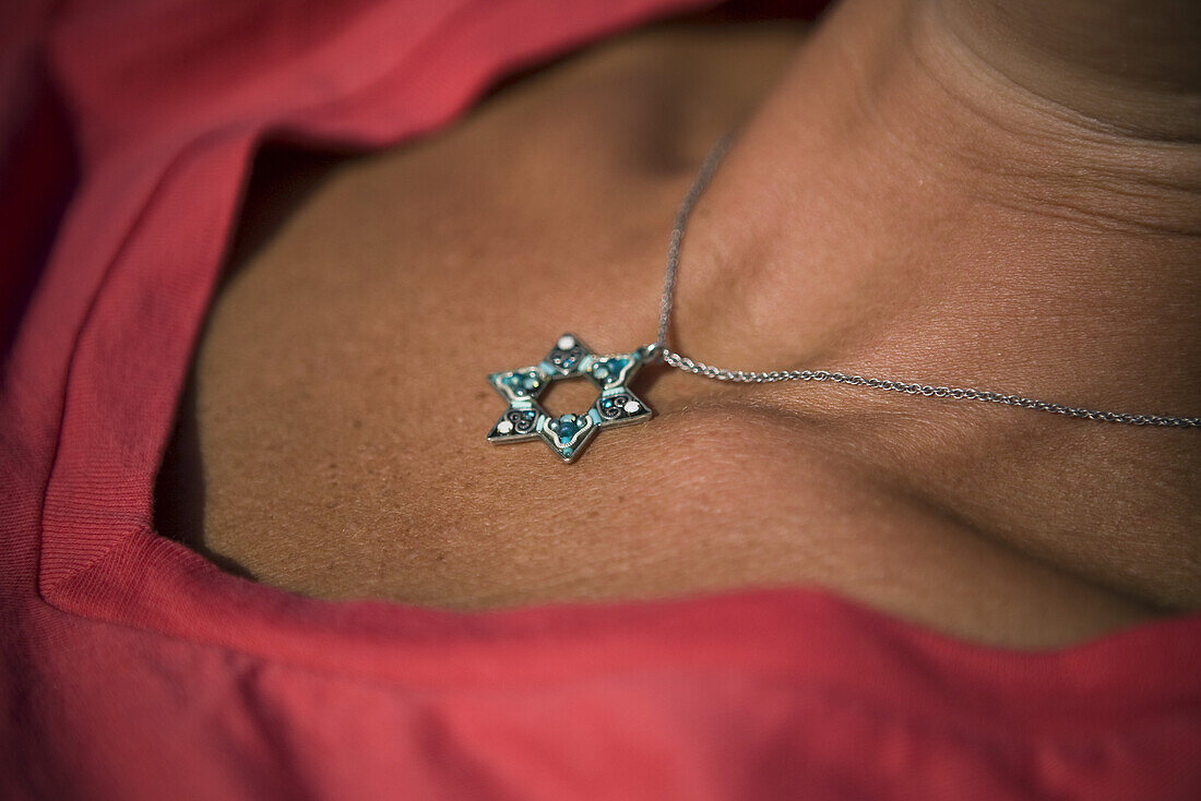 Frau trägt eine Kette mit Davidstern, Tel Aviv, Israel, Naher Osten