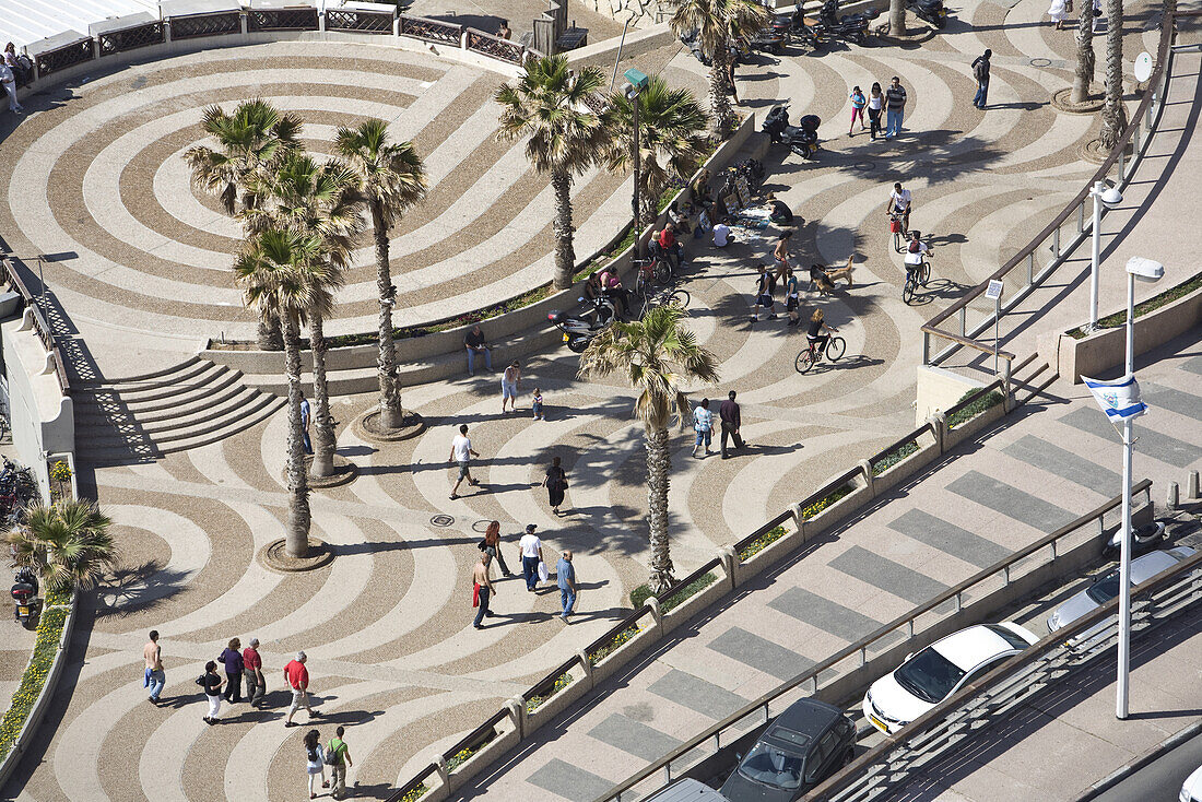 Menschen auf der Strandpromenade Tayelet, Tel Aviv, Israel, Naher Osten