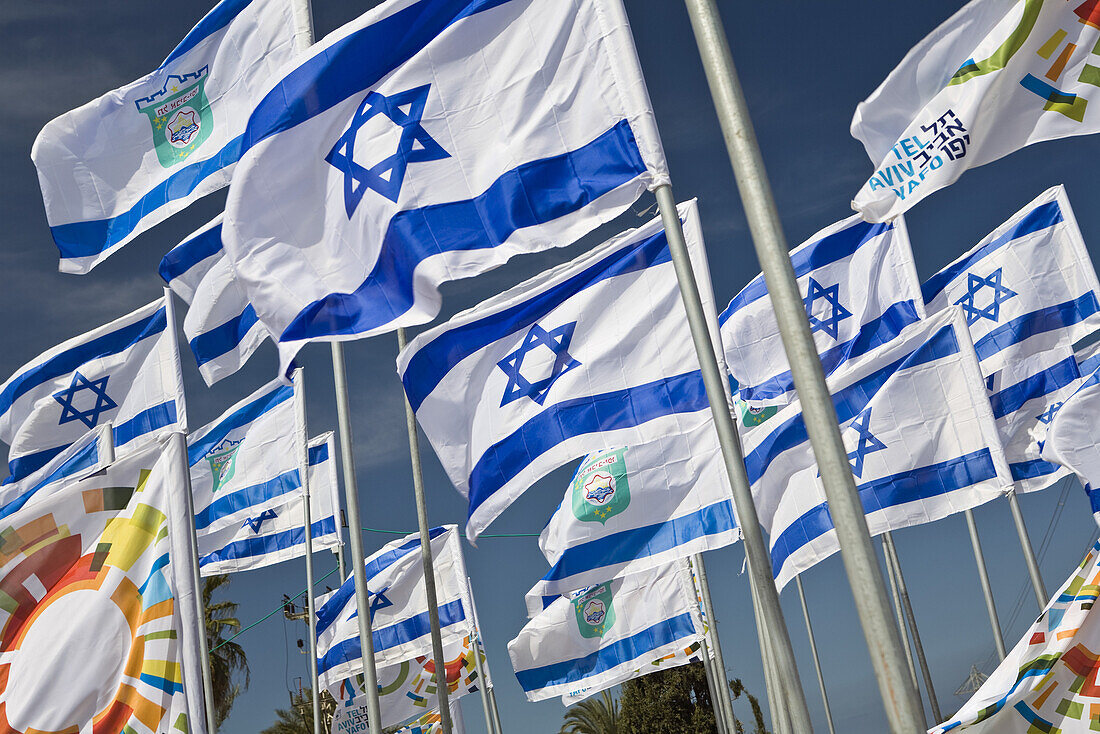 Israelische Flaggen im Wind am Unabhängigkeitstag, Tel Aviv, Israel, Naher Osten