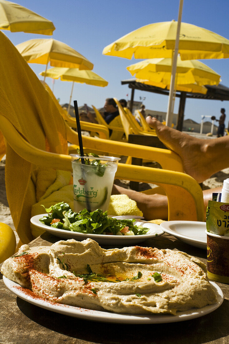 Teller mit Hummus am Mezizim Strand, Tel Aviv, Israel, Naher Osten