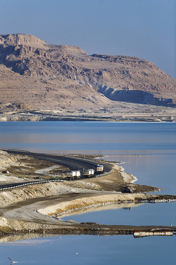 Blick auf Lastwagen auf einer Strasse am Toten Meer, En Bokek, Israel, Naher Osten