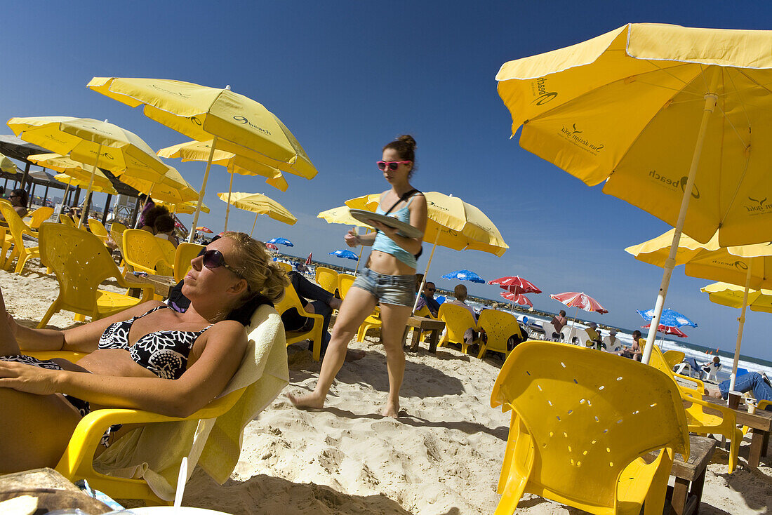 Eine Frau sonnt sich am Mezizim Strand, Tel Aviv, Israel, Naher Osten