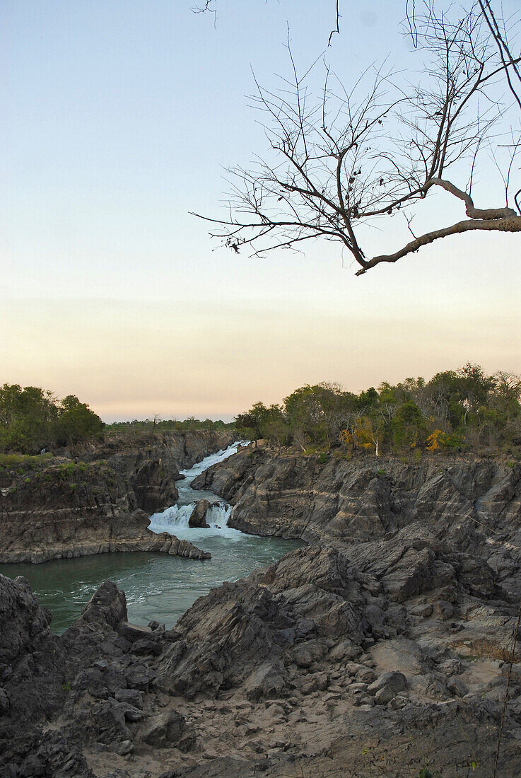 Blick auf Mekong Fälle Si Phan Don in karger Landschaft, Südlaos, Laos, Asien