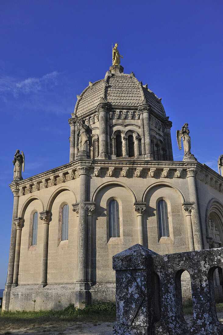 Die Kapelle Notre Dame auf einem Felsen im Sonnenlicht, Haute Provence, Frankreich, Europa