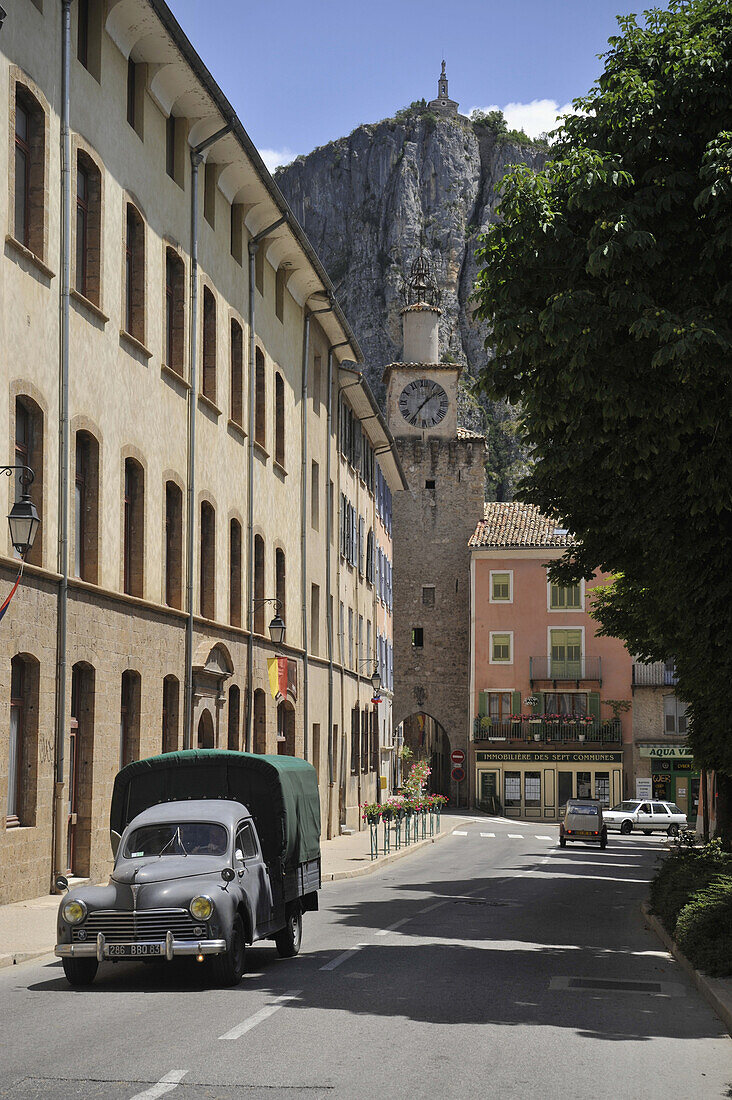 Alter Lkw in den Strassen von Castellane, Provence, Frankreich, Europa
