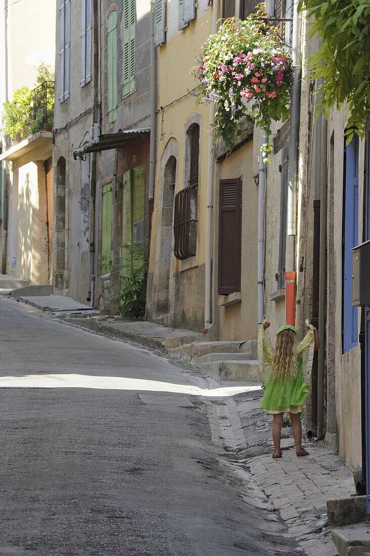 Mädchen im grünen Kleid auf der Strasse in Valensole, Provence, Frankreich, Europa