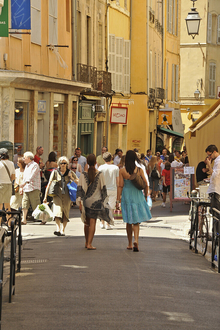 Menschen in einer Strasse der Fußgängerzone in Aix-en-Provence, Provence, Frankreich, Europa