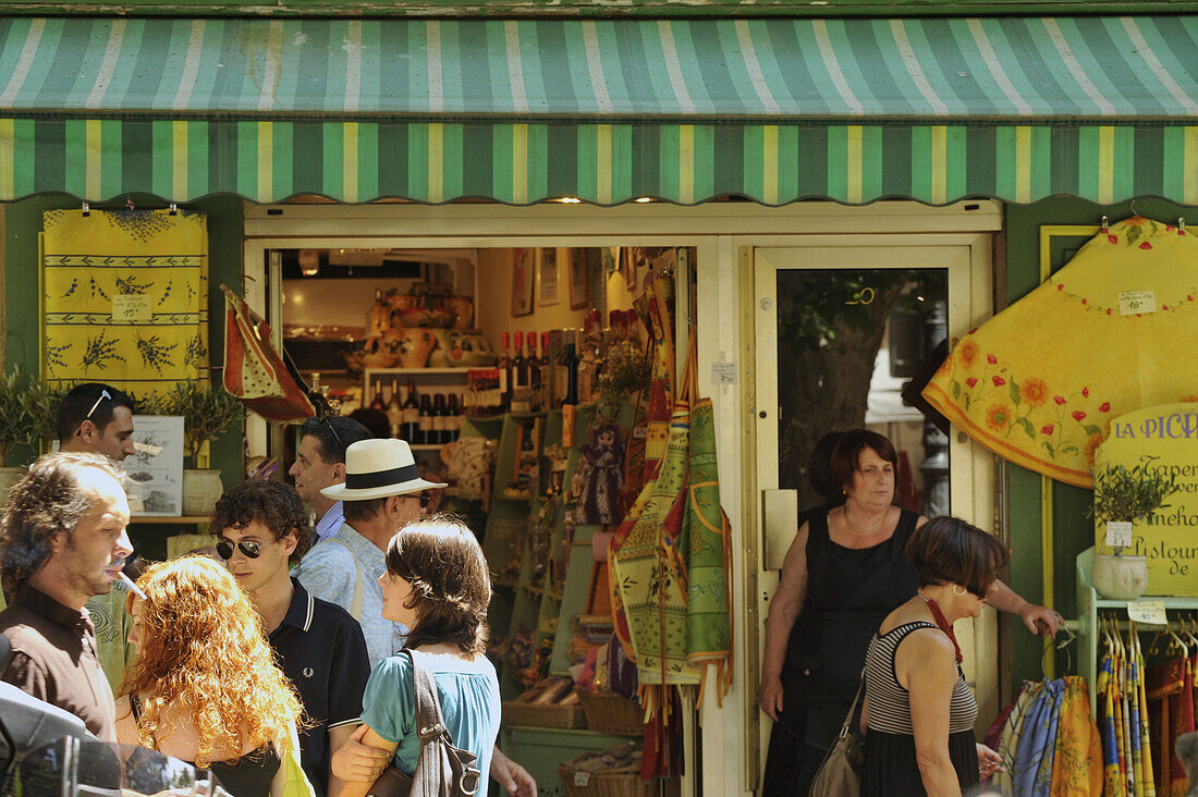 Menschen und Geschäft am Markt in Aix-en-Provence, Provence, Frankreich, Europa