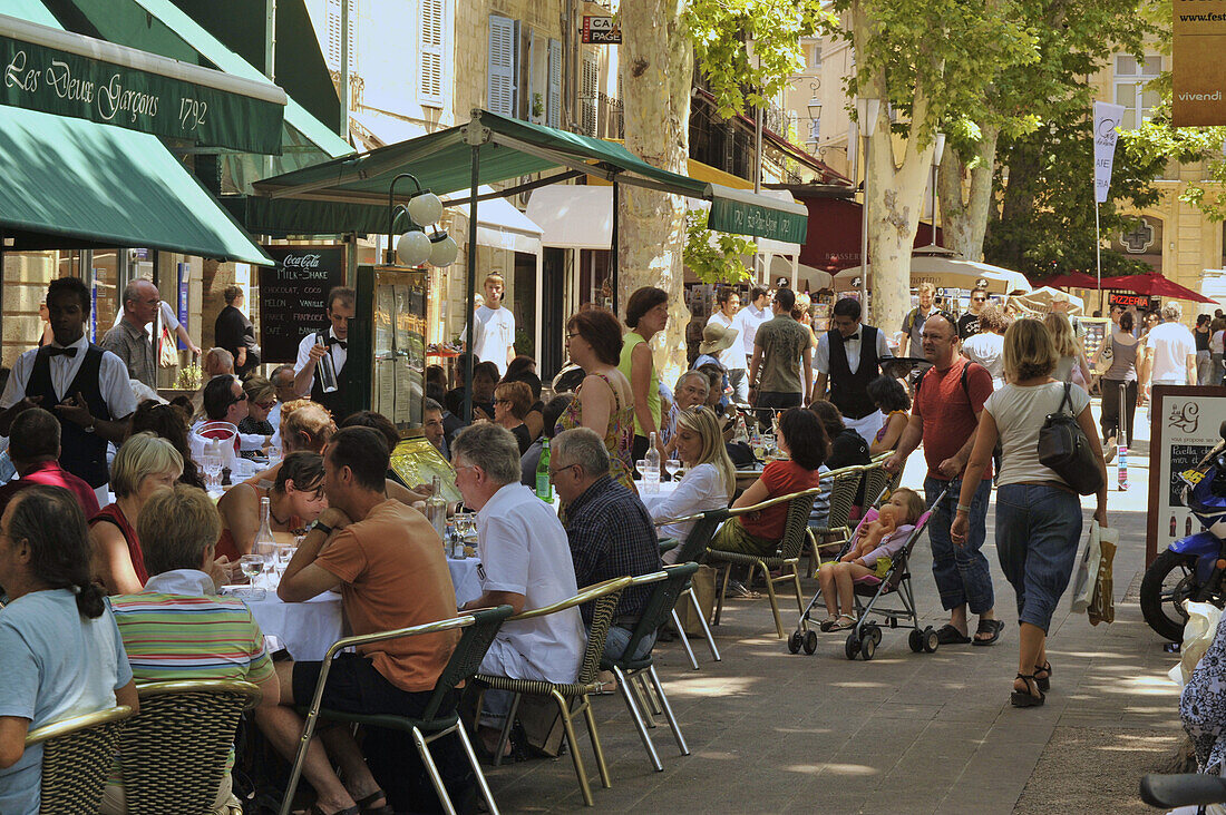 Menschen im Straßencafe Les Deux Garcons, Cours Mirabeau, Aix-en-Provence, Provence, Frankreich, Europa
