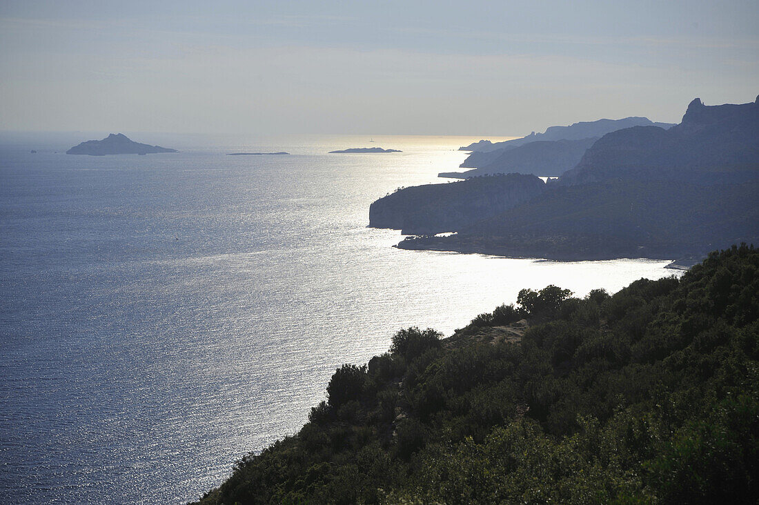 Küstenlandschaft und Meer im Sonnenlicht, Corniche des Cretes, Cap Canaille, Calanques, Provence, Frankreich, Europa