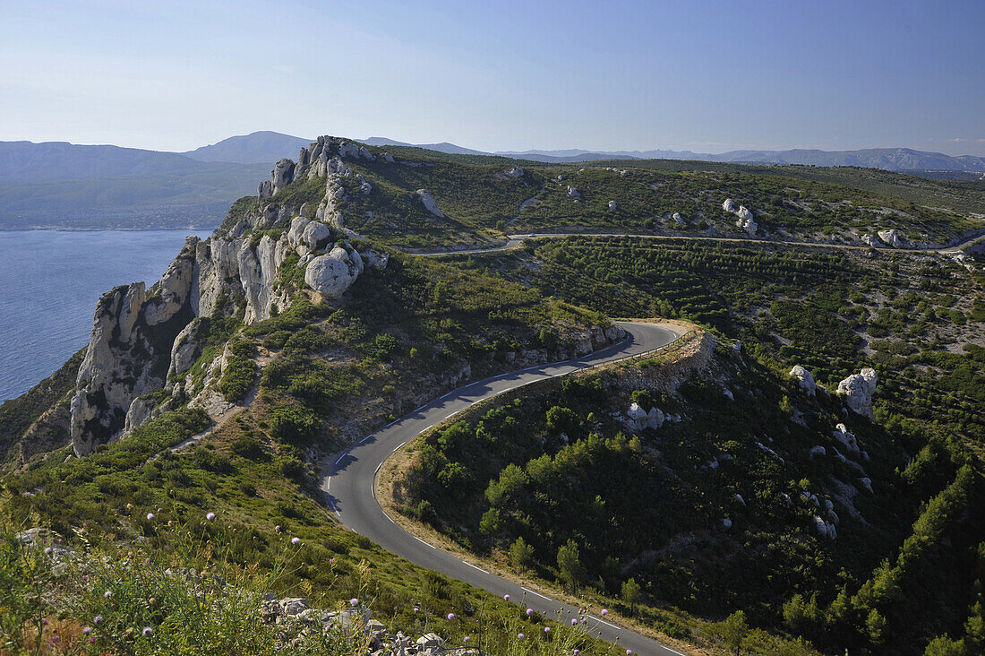 Landschaft mit Meer und Landstraße am Corniche des Cretes, Calanques, Provence, Frankreich, Europa