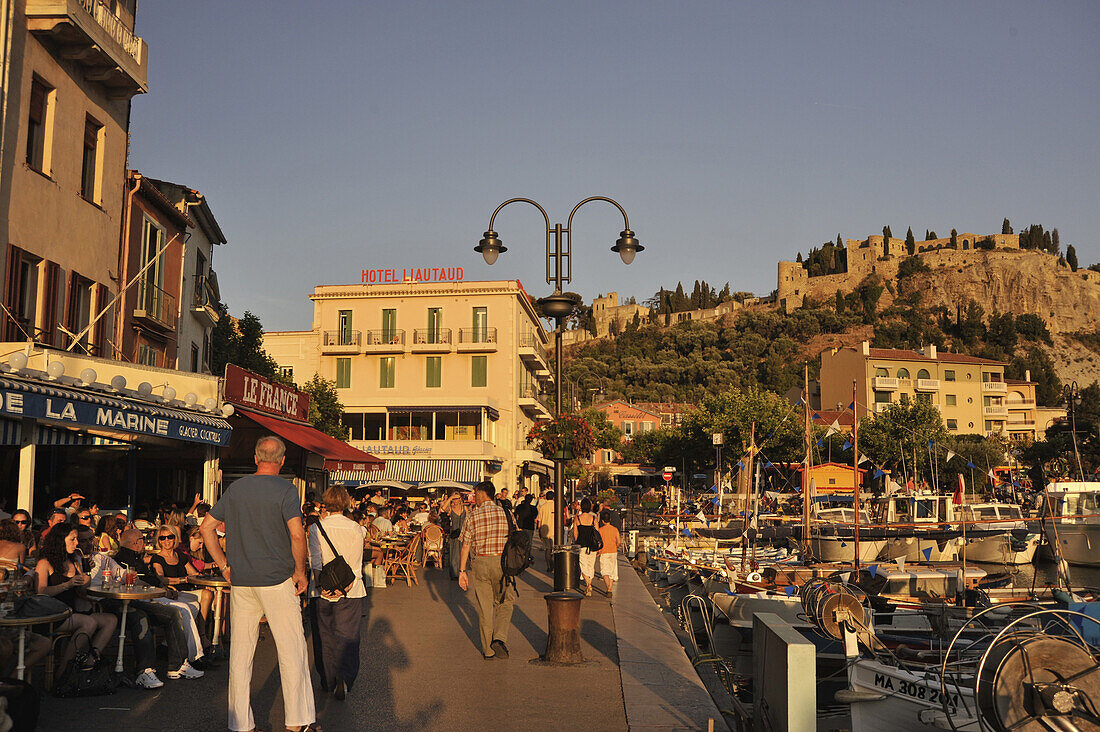 Menschen in Cafes am Hafen in der Abendsonne, Cassis, Côte d´Azur, Bouches-du-Rhone, Provence, Frankreich, Europa