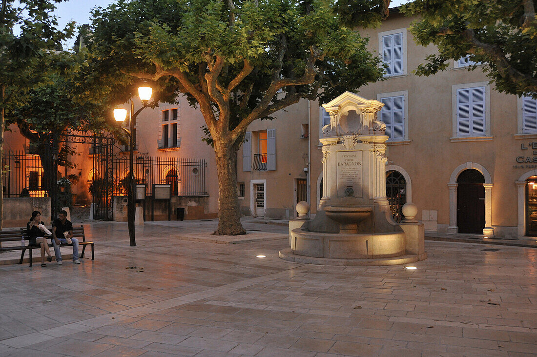 Abendlicher Platz mit Bäumen in Cassis, Côte d´Azur, Bouches-du-Rhone, Provence, Frankreich, Europa