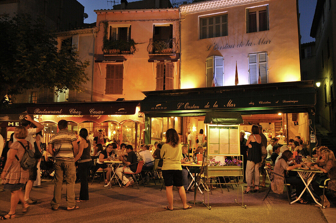 Menschen in Straßenrestaurants am Hafen am Abend, Cassis, Côte d´Azur, Bouches-du-Rhone, Provence, Frankreich, Europa