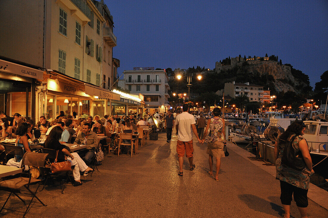 Menschen in Straßenrestaurants am Hafen am Abend, Cassis, Côte d´Azur, Bouches-du-Rhone, Provence, Frankreich, Europa
