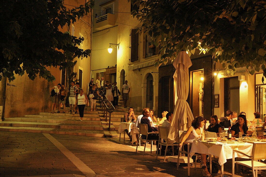 Menschen in Straßenrestaurants am Abend, Cassis, Côte d´Azur, Bouches-du-Rhone, Provence, Frankreich, Europa