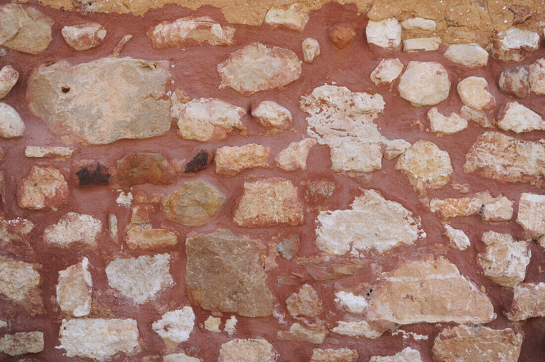 Steinwand mit rotem Putz in Roussillion, Vaucluse, Provence, Frankreich, Europa