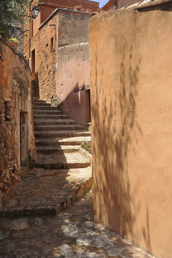 Treppe und ockerfarbene Häuser in Roussillon, Vaucluse, Provence, Frankreich, Europa