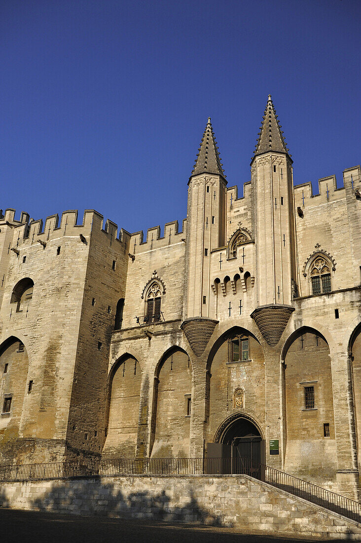 Palais des Papes, Papstpalast unter blauem Himmel, Avignon, Vaucluse, Provence, Frankreich, Europa