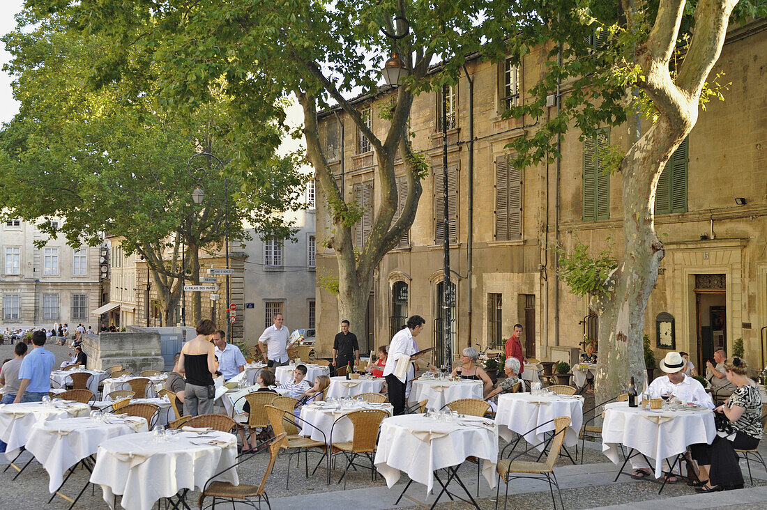 Menschen an Tischen eines Restaurants auf dem Place du Palais, Avignon, Vaucluse, Provence, Frankreich, Europa