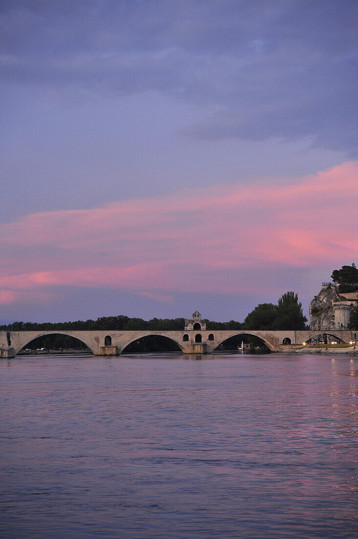 Brücke von Avignon über der Rhone im Abendrot, Avignon, Vaucluse, Provence, Frankreich, Europa