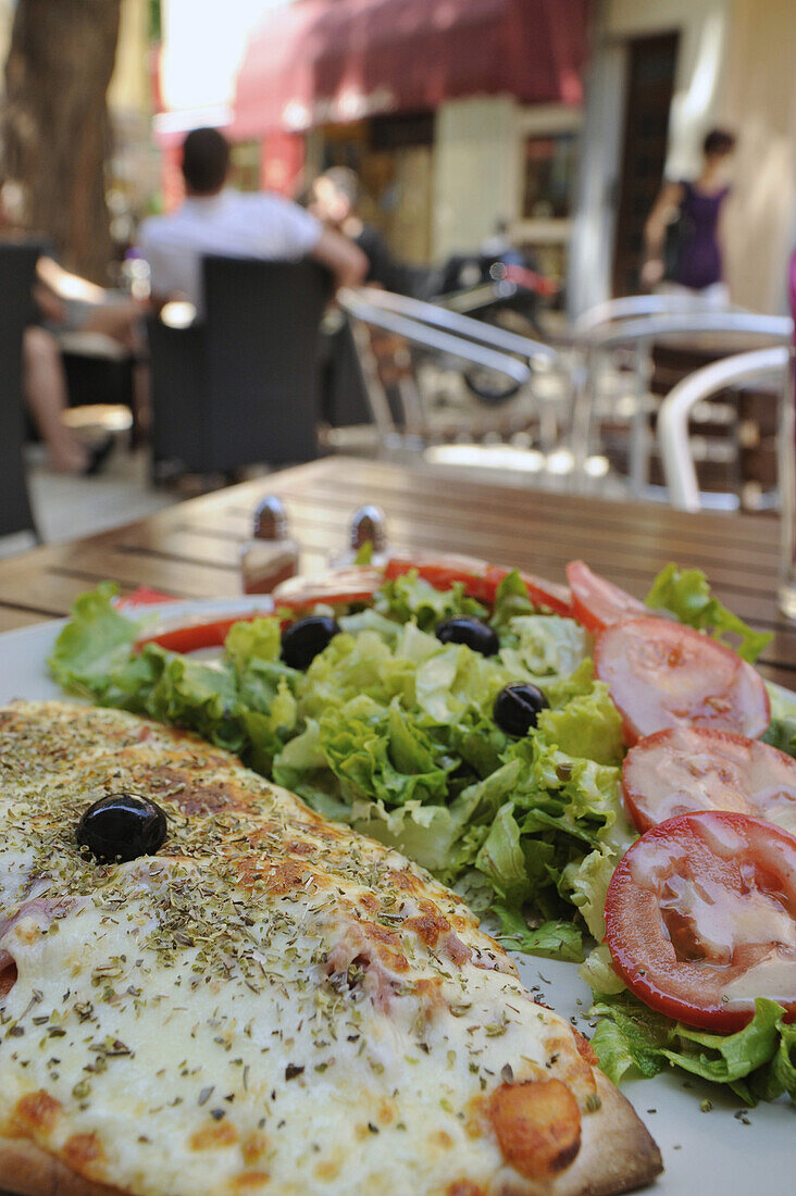 Gericht mit Salat und Menschen in einem Strassencafe, Orange, Provence, Frankreich, Europa
