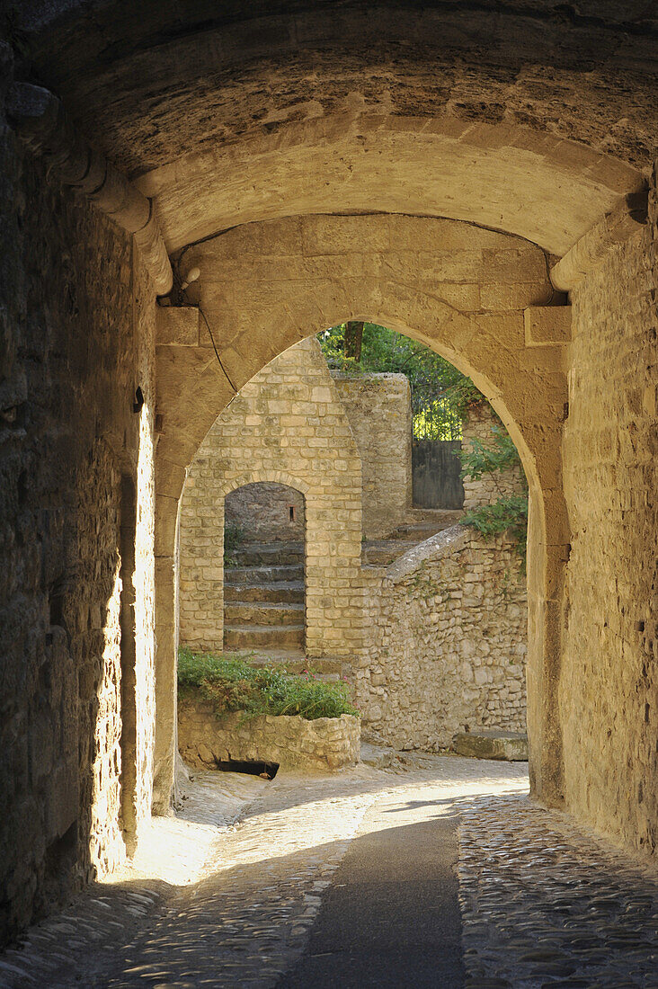 Tor zur mittelalterlichen Stadt Vaison la Romaine, Vaucluse, Provence, Frankreich, Europa