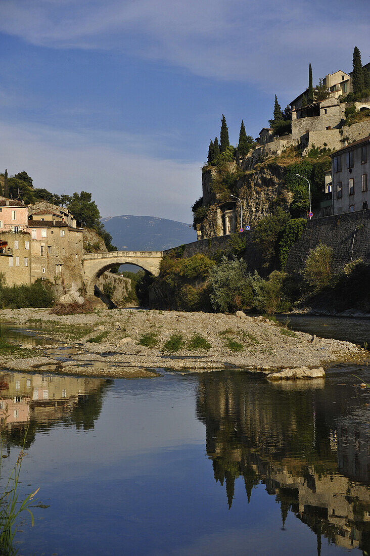 Roman bridge above river Ouveze and medieval city Vaison la Romaine, mount Ventoux in the background, Vaucluse, Provence, France, Europe