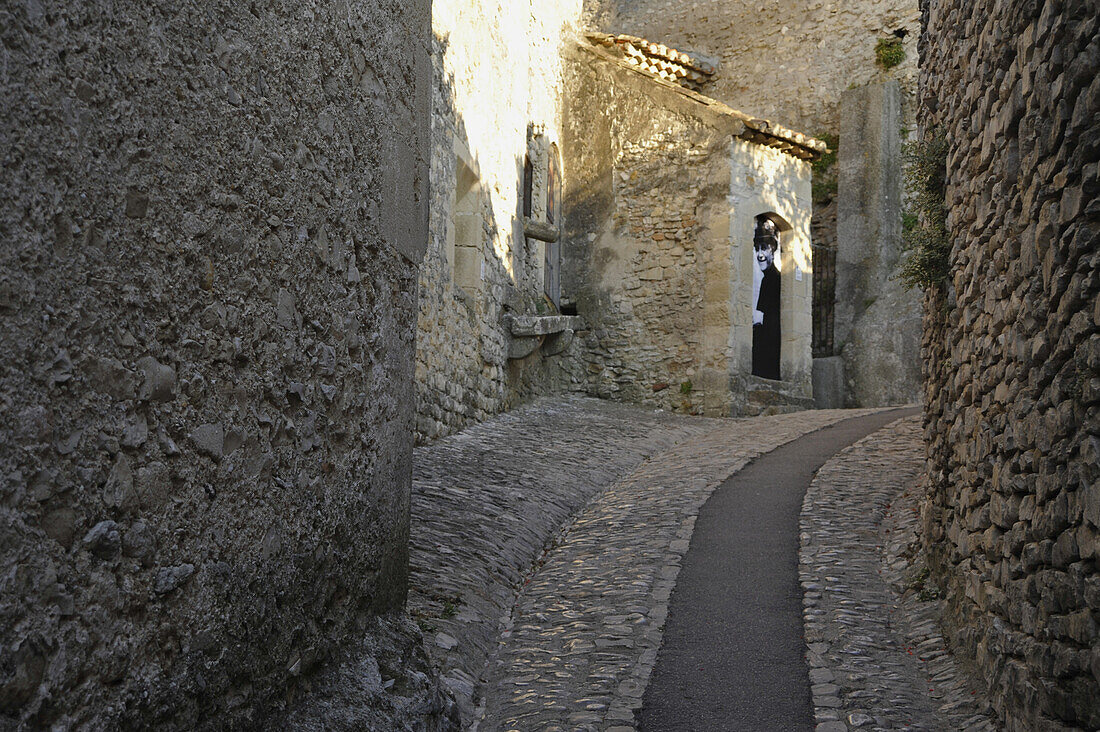 Menschenleere Straße in der mittelalterlichen Stadt Vaison la Romaine, Vaucluse, Provence, Frankreich, Europa