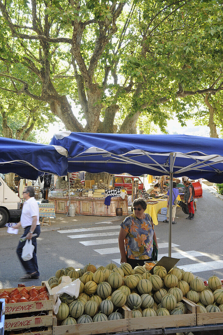 Melonen und Käse auf dem provencalischen Markt in Buis, Buis-les-Baronnies, Haute Provence, Frankreich, Europa