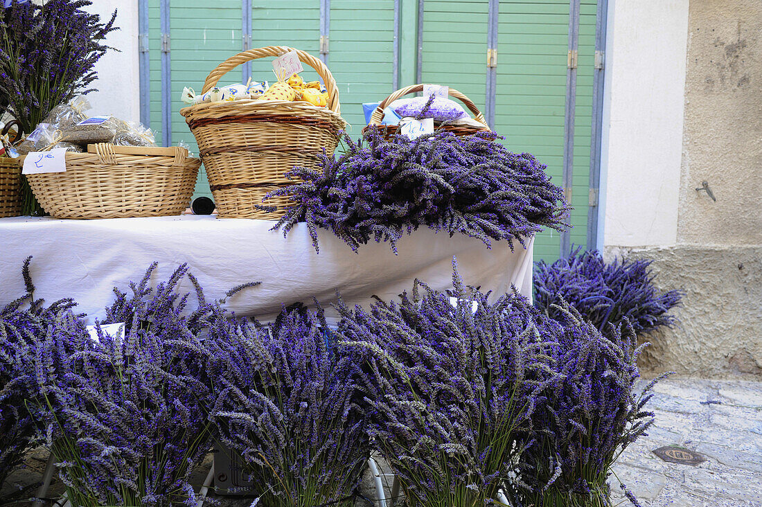 Lavendel auf provencalischem Markt in Buis, Buis-les-Baronnies, Haute Provence, Frankreich, Europa