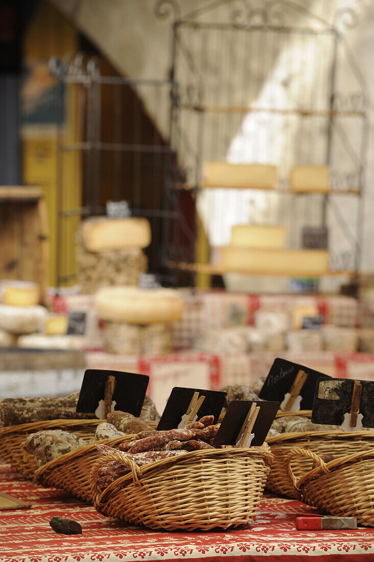 Körbe mit Salami, Provencalischer Markt in Buis, Buis-les-Baronnies, Wurst, Haute Provence, Frankreich, Europa