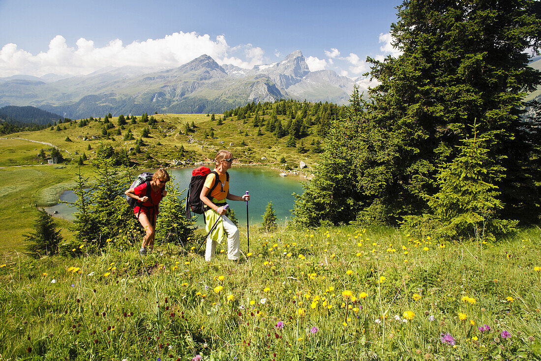 Zwei Frauen beim Wandern, Alp Flix, Kanton Graubünden, Schweiz