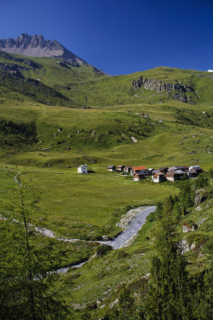 Häuser in einem Tal, Oberhalbstein, Kanton Graubünden, Schweiz