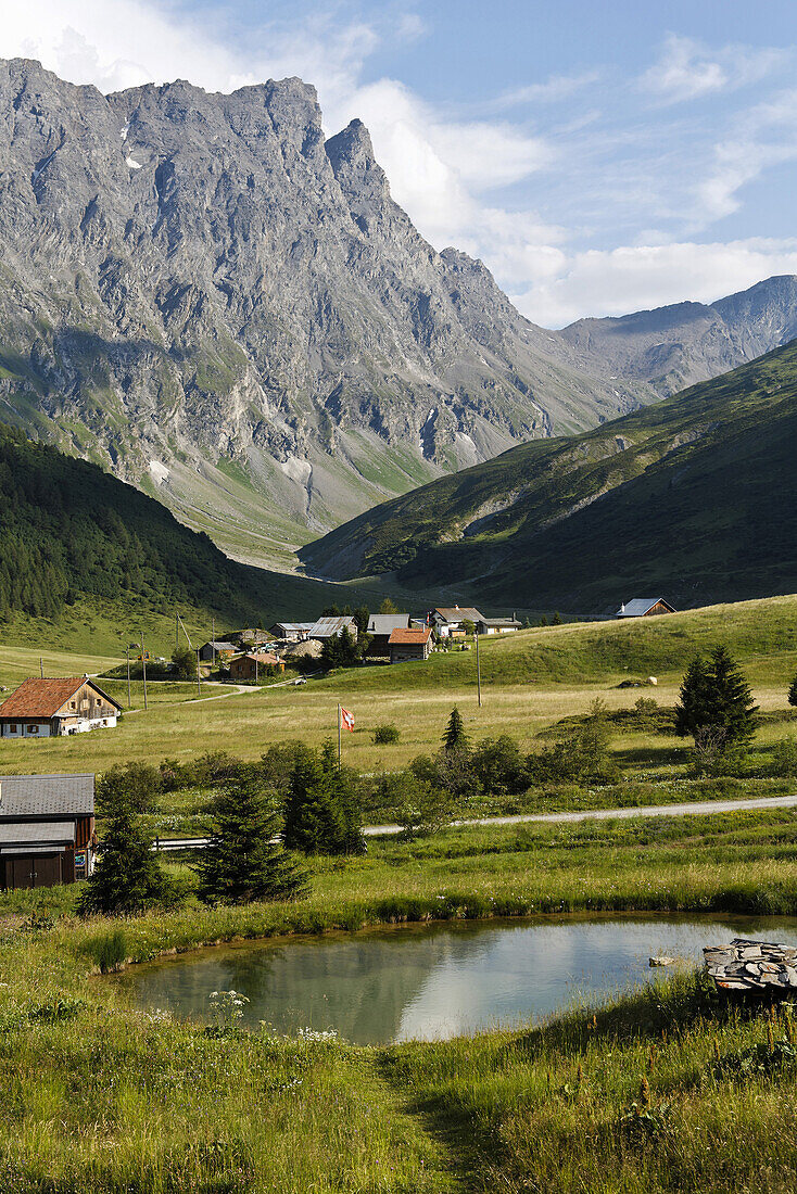 Weiler Radons, Val Nandro, Piz Forbesch und Wissberg im Hintergrund, Kanton Graubünden, Schweiz