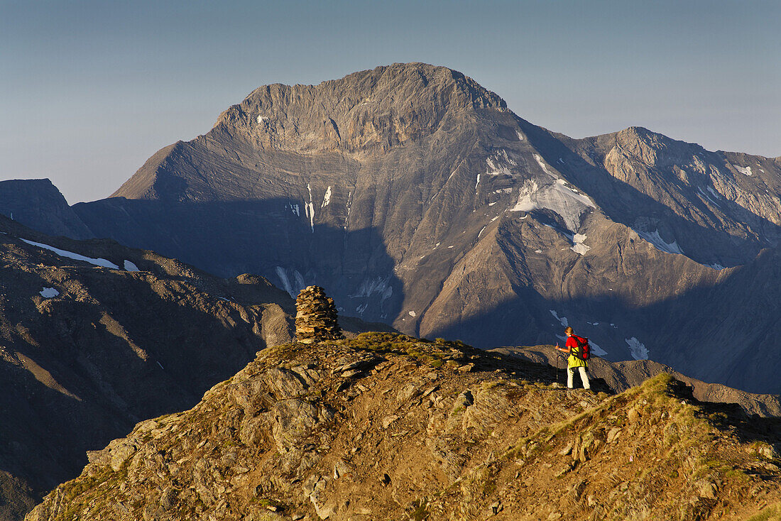 Wanderer auf dem Gipfel des Piz Forun, Graubünden, Schweiz