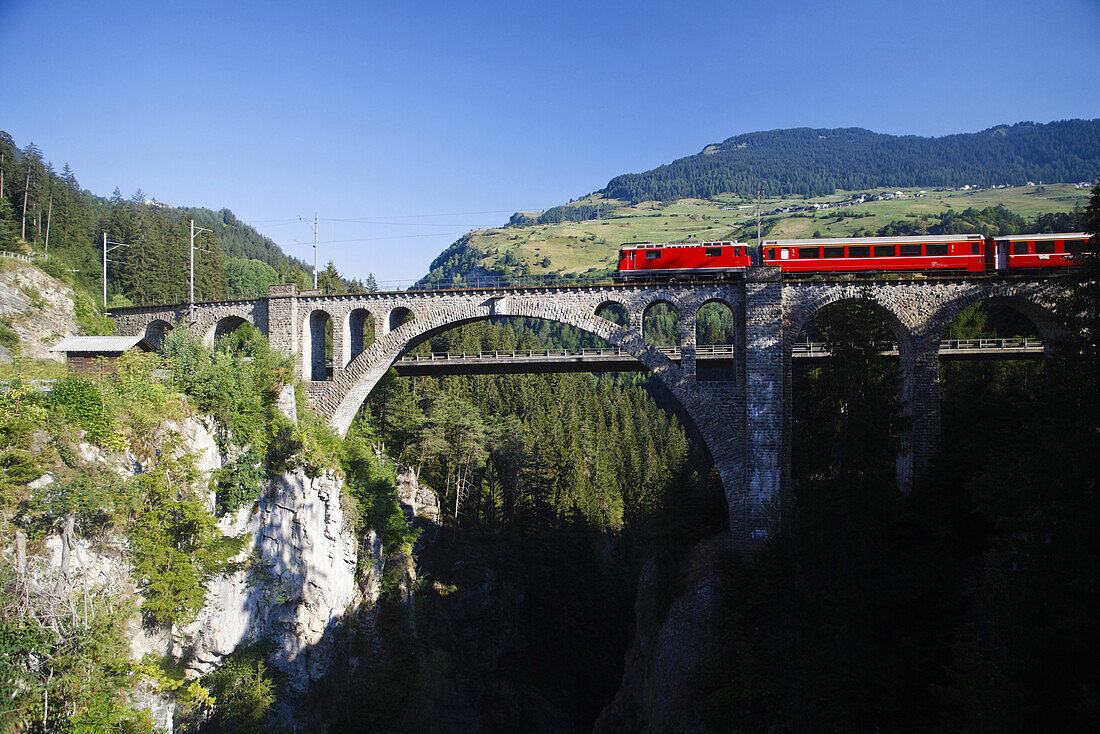 Zug überquert Soliser Viadukt, Schinschlucht, Kanton Graubünden, Schweiz