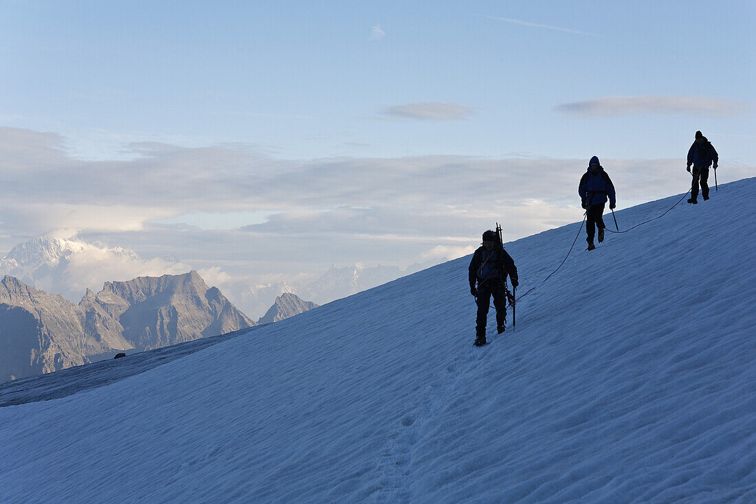 Bergsteiger auf dem Ghiacciaio del Lavenciau, Nordroute zum Gran Paradiso, Nationalpark Gran Paradiso, Aostatal, Italien