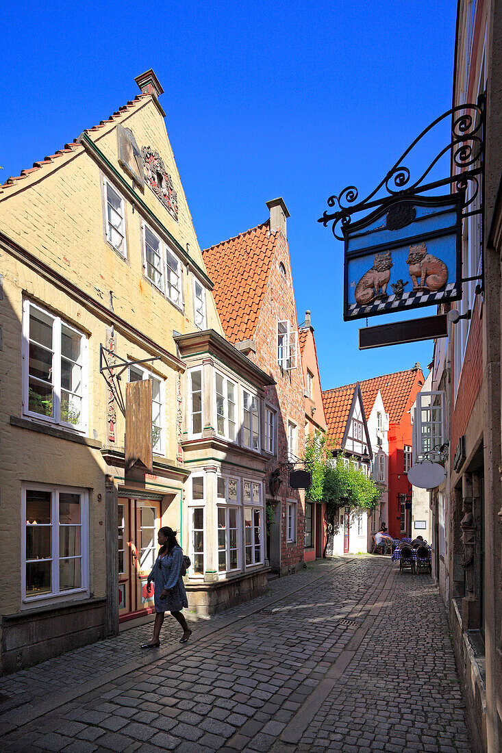 Historische Häuser unter blauem Himmel im Schnoor Viertel, Hansestadt Bremen, Deutschland, Europa