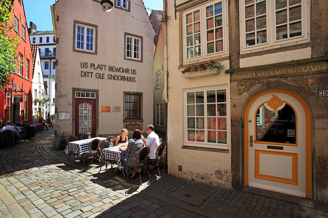 Menschen im Strassencafe und historische Häuser im Schnoor Viertel, Hansestadt Bremen, Deutschland, Europa