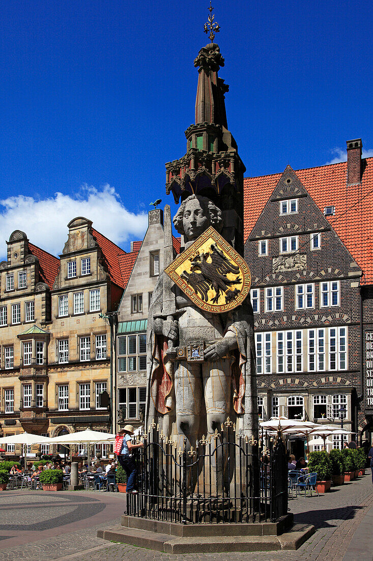 Statue of Roland in front of historical houses at the market square, Hanseatic City of Bremen, Germany, Europe