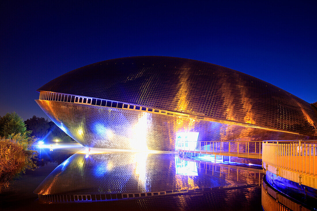 Das beleuchtete Wissenschaftsmuseum Universum bei Nacht, Hansestadt Bremen, Deutschland, Europa