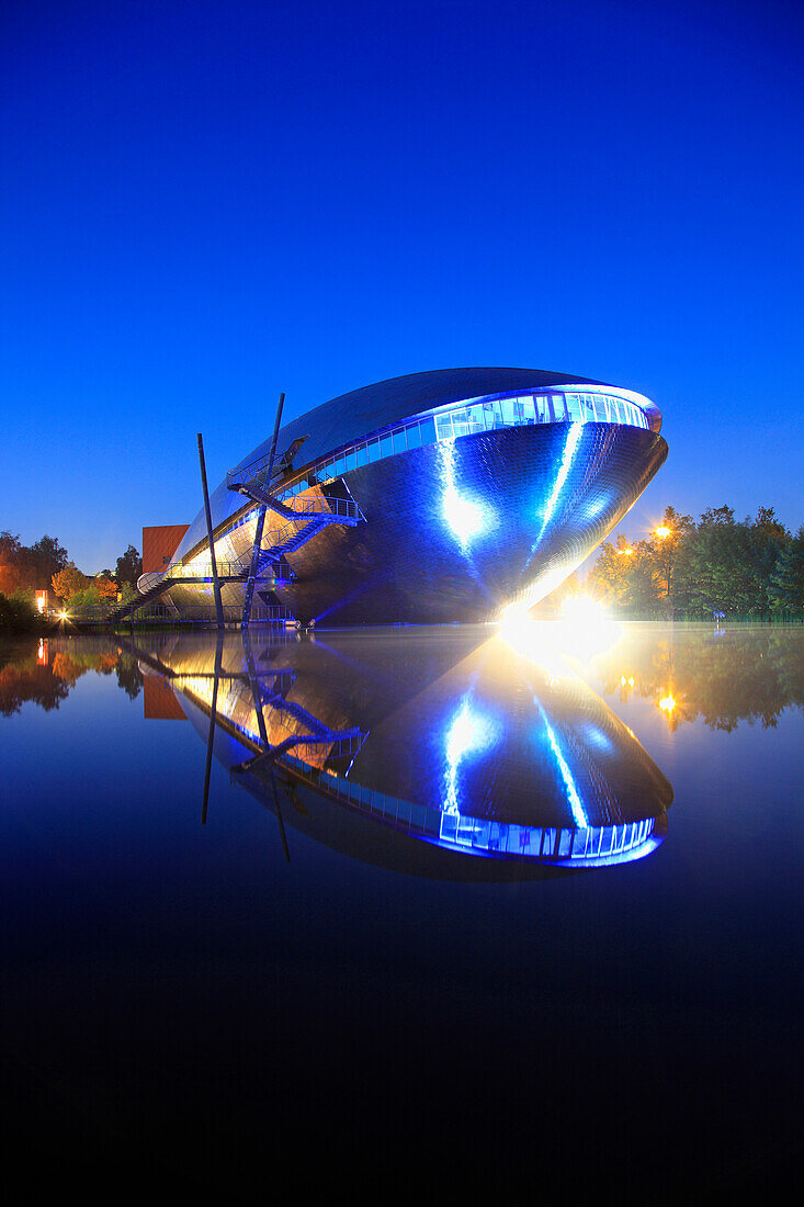 Das beleuchtete Wissenschaftsmuseum Universum am Abend, Hansestadt Bremen, Deutschland, Europa