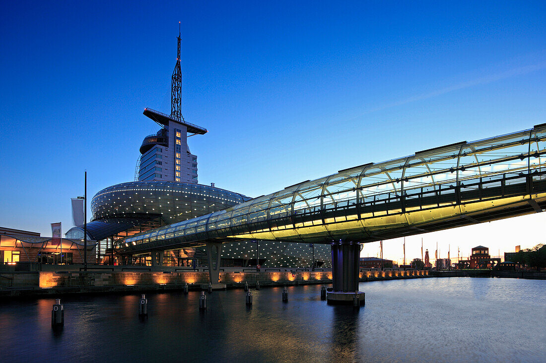 Neuer Hafen mit Klimahaus 8° Ost und Atlantic Hotel Sail City am Abend, Bremerhaven, Hansestadt Bremen, Deutschland, Europa